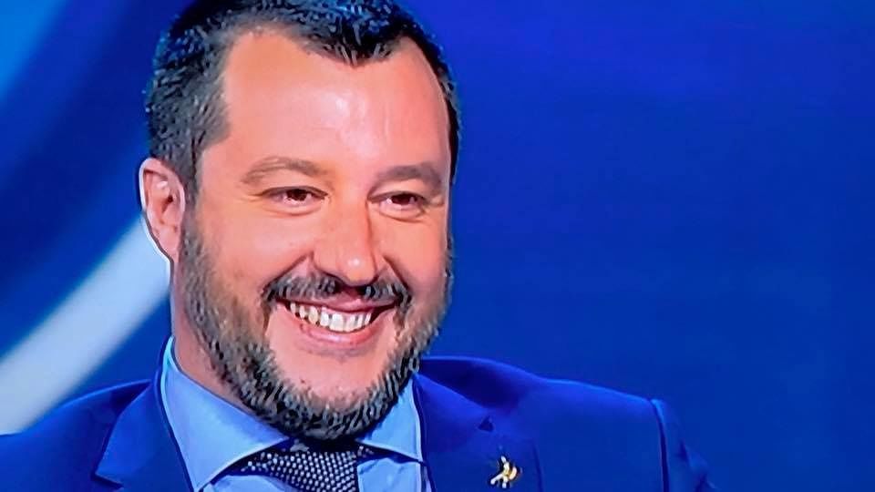 Matteo Salvini promette: piazzerò la Polizia davanti alle scuole contro la droga