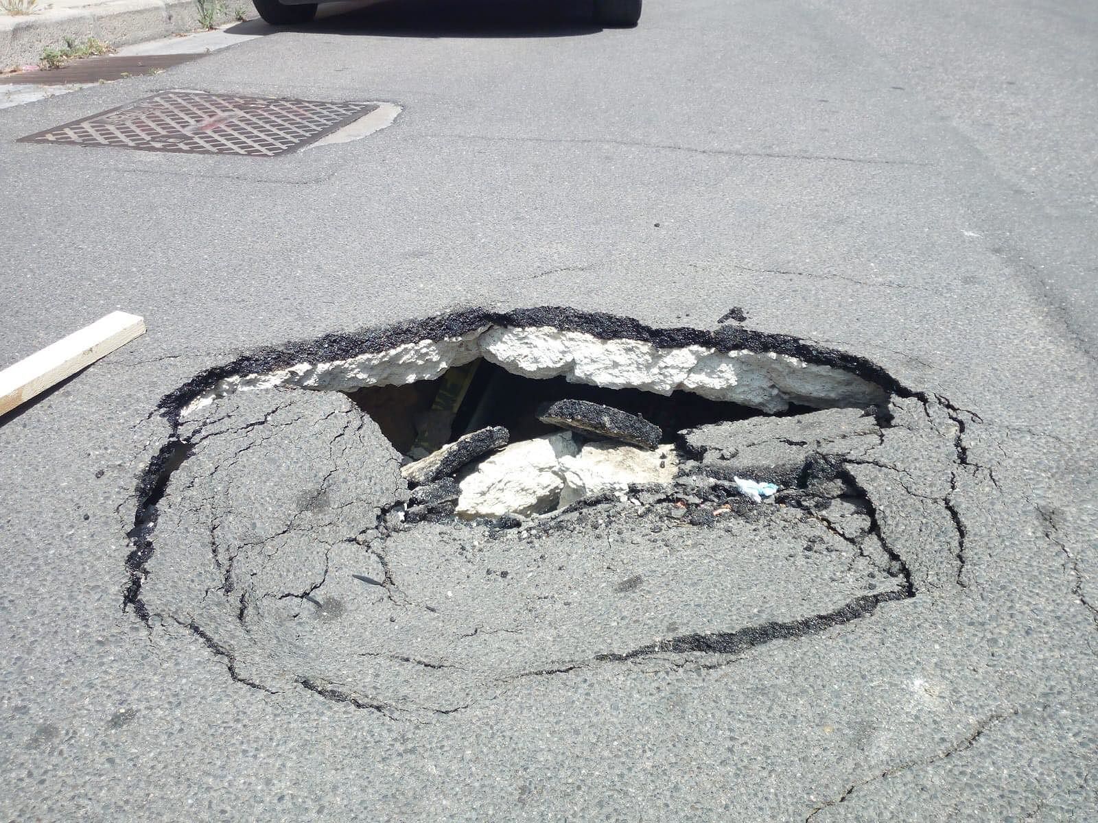 Quartu, la maxi voragine che fa paura: buca da record nella città delle buche