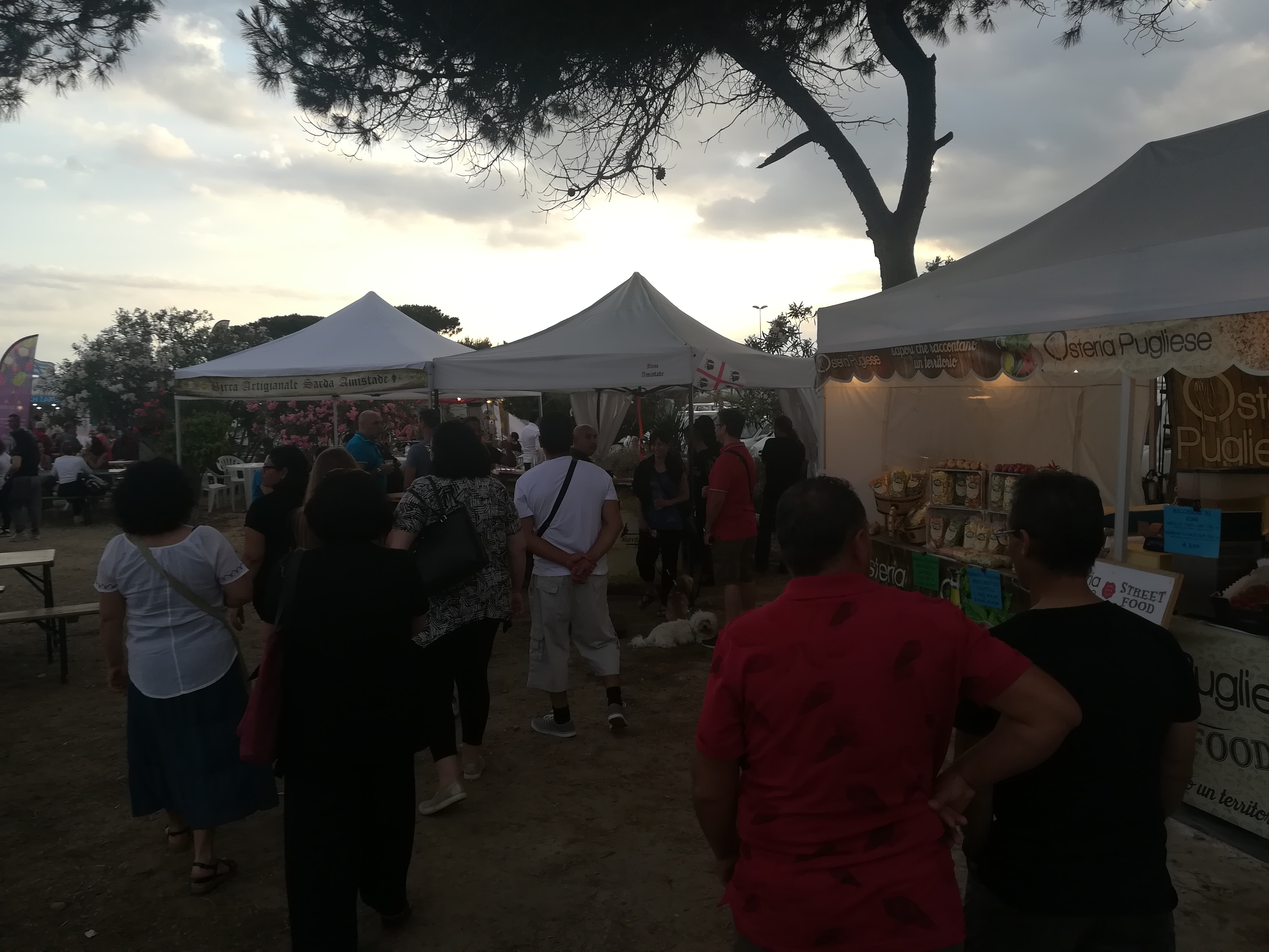 Quartu, successo per la “Festa del gusto” al Poetto: tutti pazzi per i cannoli siciliani e l’asado argentino