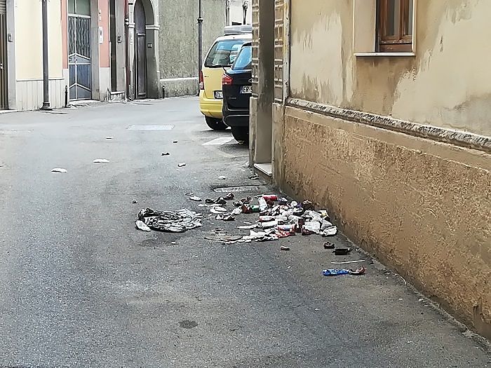 Quartu, rifiuti in strada e degrado. La protesta dei cittadini