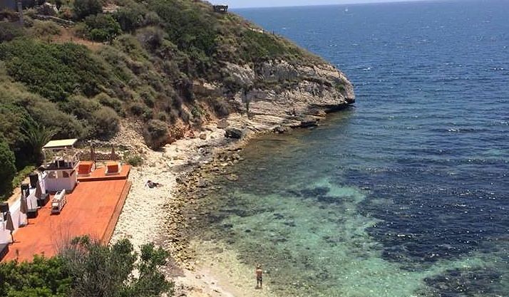 Cagliari, tuffi e sole a Cala Fighera: torna lo stabilimento nella spiaggetta sotto la Paillote