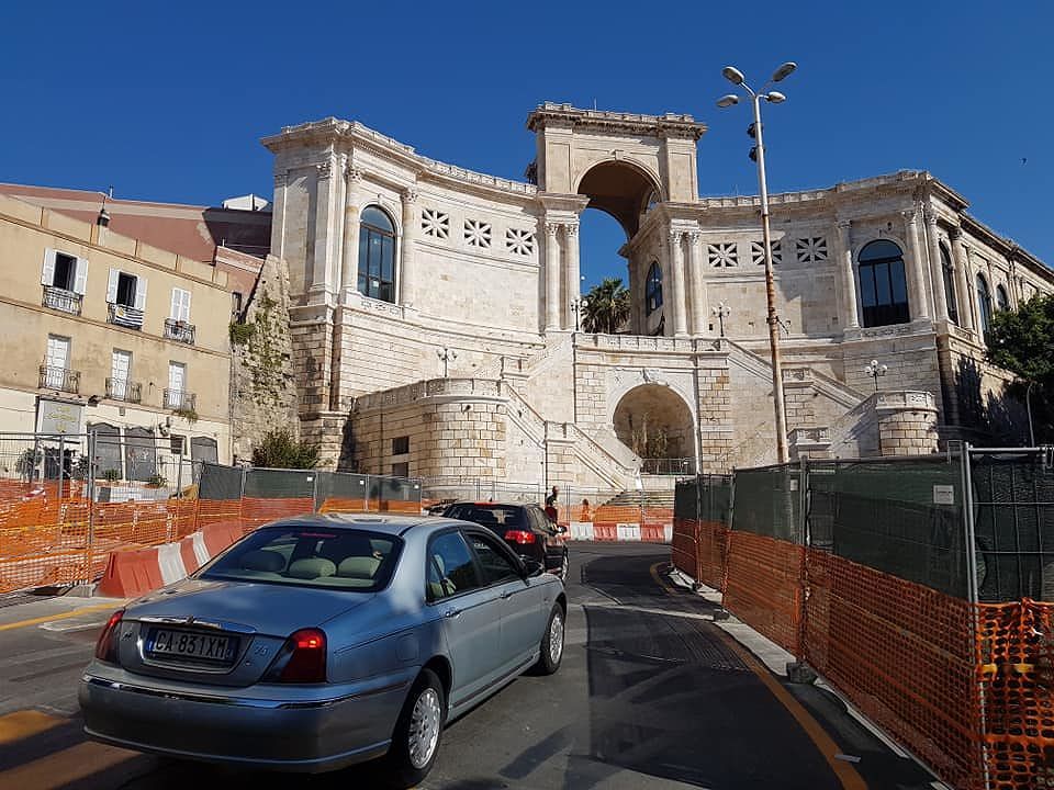 Cagliari, cantieri e caos lavori tra via Manno, via Garibaldi e bastione: commercianti in rivolta