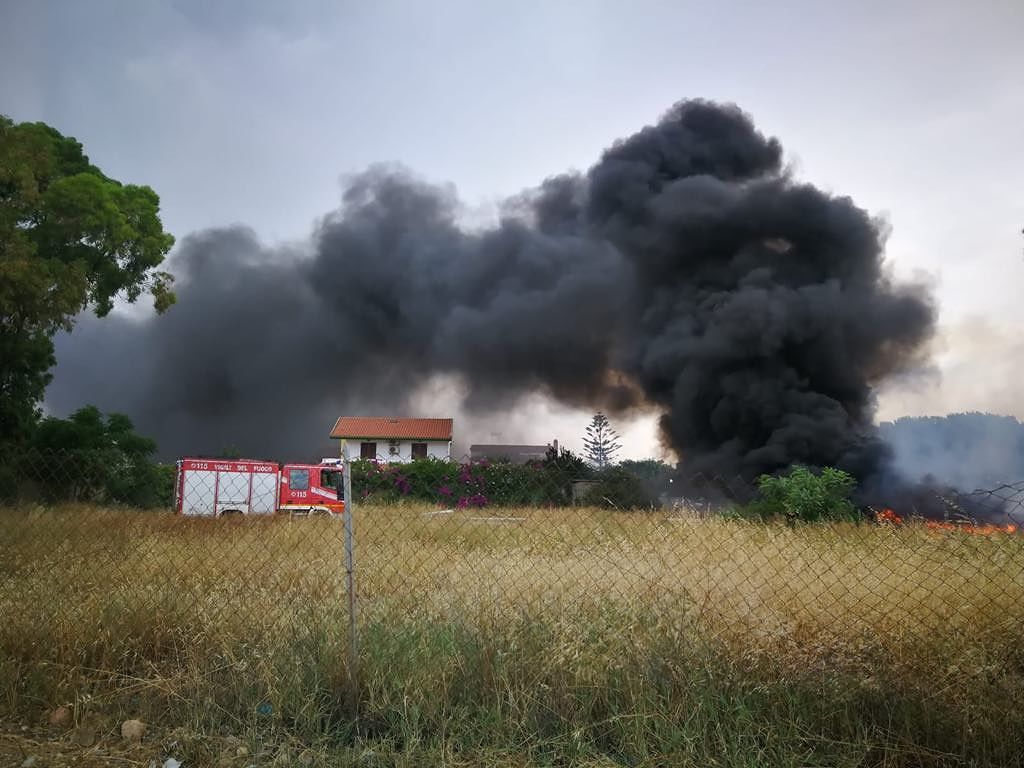 Quartu, vasto incendio in via Leonardo Da Vinci: lambite alcune case
