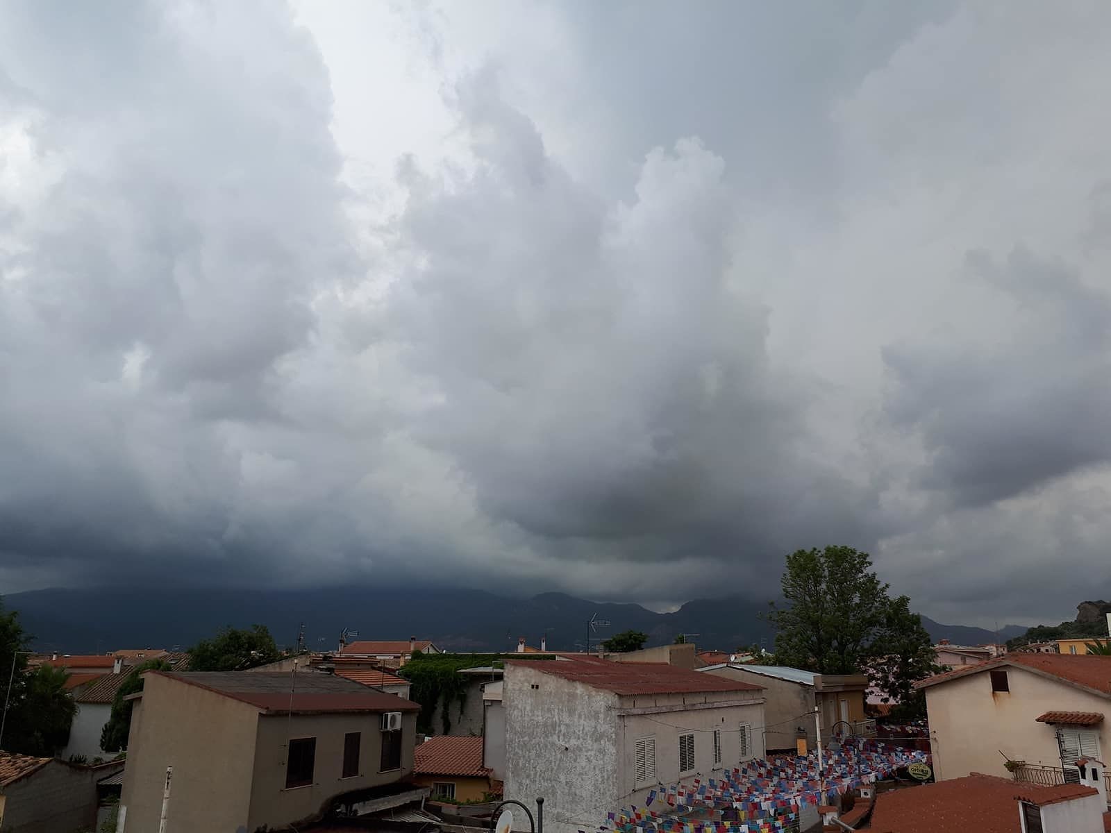 Rischio pioggia arancione sino a stanotte, poi l’allerta nel Cagliaritano diventerà gialla