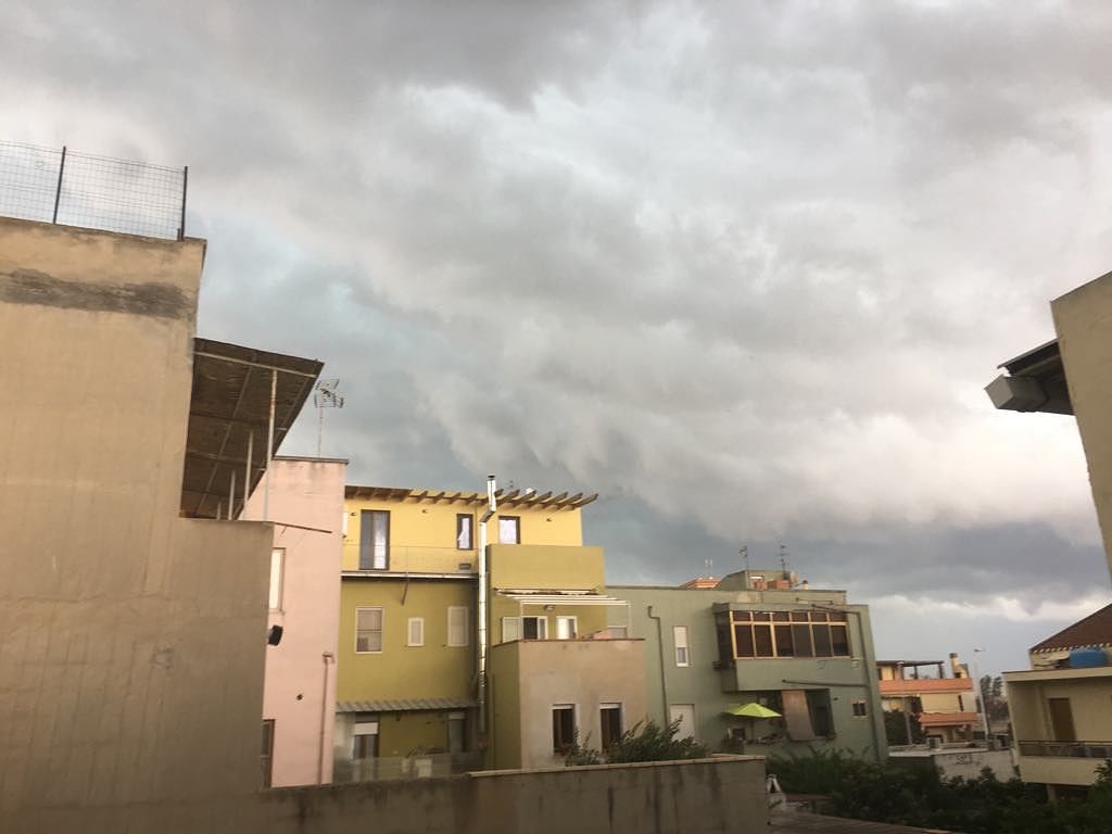 Temporale fortissimo su Cagliari, tuoni e fulmini con raffiche di vento: il ciclone extra tropicale arriva in città