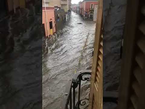 Pirri completamente sott’acqua, un fiume d’acqua trascina tutto in strada: il VIDEO in diretta