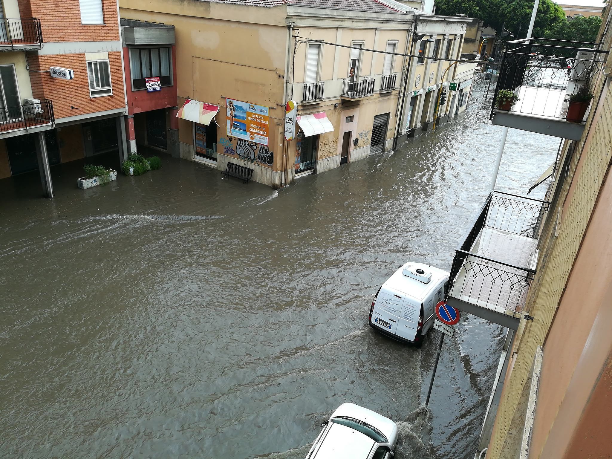 Ore 17 via Italia, Pirri come Venezia: la bomba d’acqua vista dal Bar Mariuccia