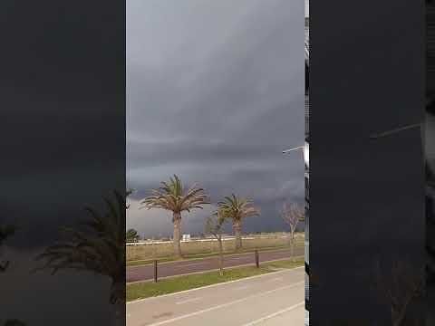 Lo “show” dei fulmini in diretta dalla passeggiata del Poetto: ecco il VIDEO, fuga dalle spiagge