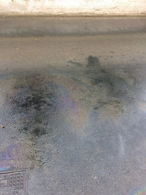 Dopo la pioggia, l’incubo gasolio dalle fogne nelle strade allagate di Assemini: “Abbiamo paura”