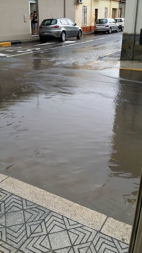 Anche Quartucciu allagata: in via degli Ulivi l’acqua supera gli scalini delle case (VIDEO)