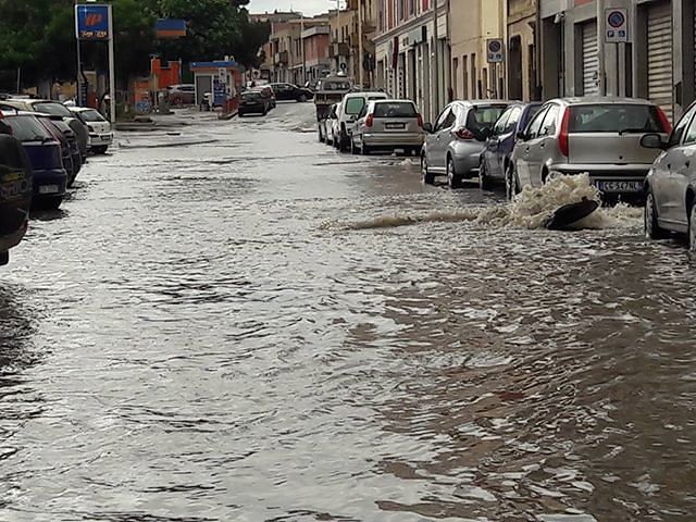 Pirri, ironia nella “piscina” di via Santa Maria Chiara: “L’acqua è ghiacciata? Tuffati…” (VIDEO)