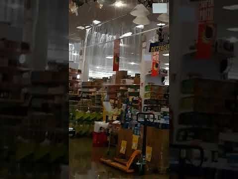 Brico World, una cascata d’acqua dal soffitto su scaffali e corsie del negozio- VIDEO