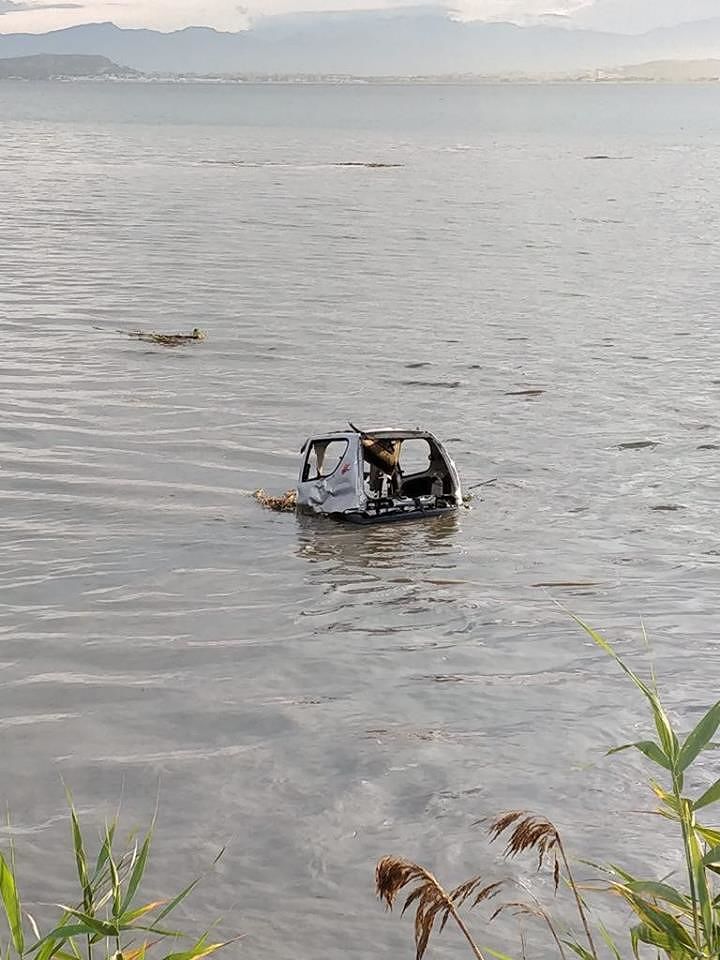 Quartu, mistero dopo il nubifragio: dalla foce del rio Foxi spunta un’auto sommersa