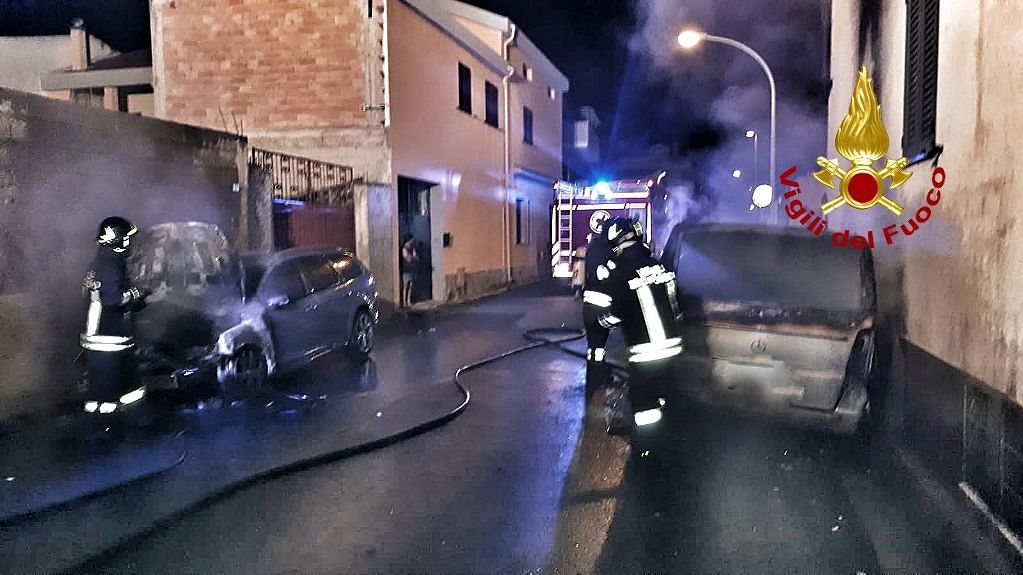 Auto in fiamme a Maracalagonis, intervento dei vigili del fuoco