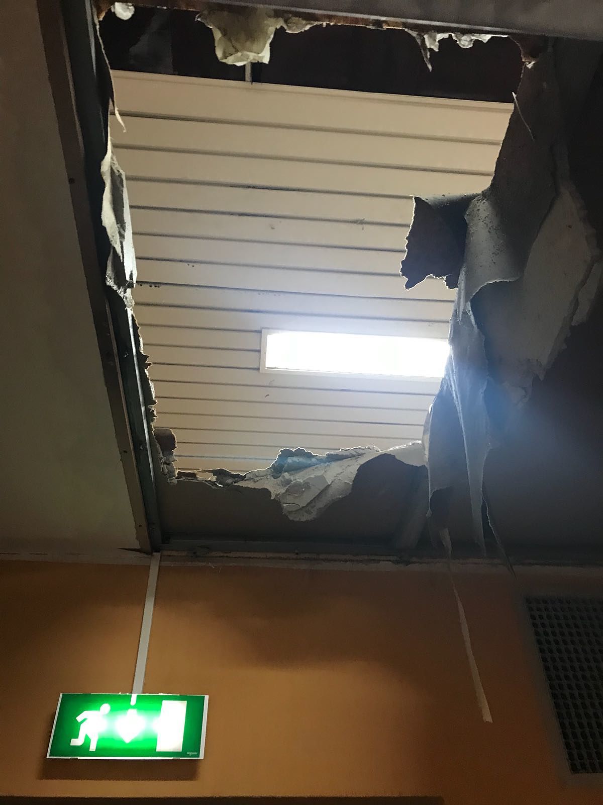 Acquazzone su Cagliari, crolla soffitto alla Casa dello studente: “Centinaia di ragazzi bloccati per ore”