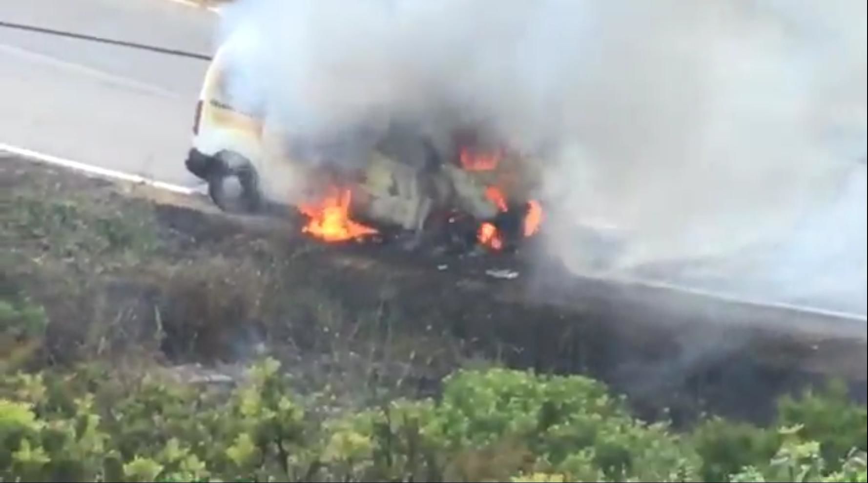 Villasimius, furgone prende fuoco: paura sulla strada per il mare