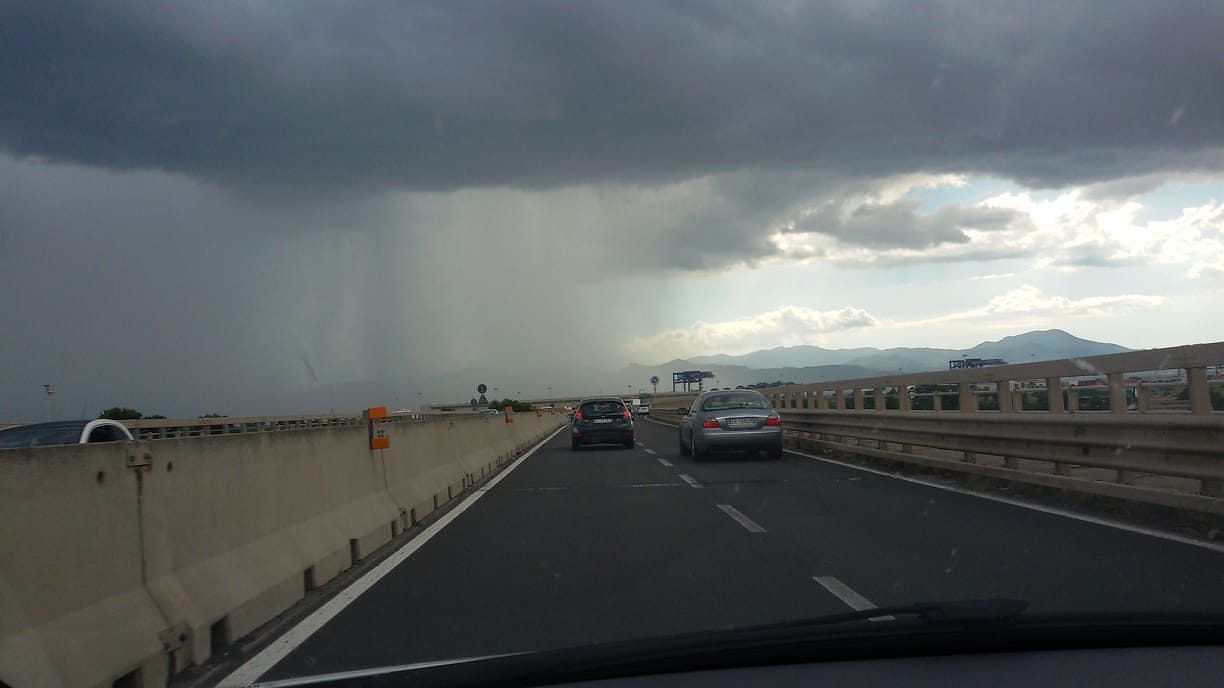 Spettacolare bomba d’acqua su Capoterra: l’immagine dalla Sulcitana