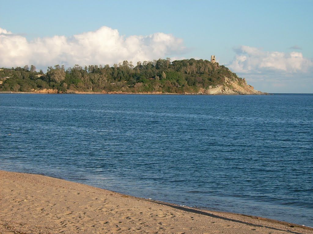 Ogliastra, infarto fatale in spiaggia: turista muore a Tortolì