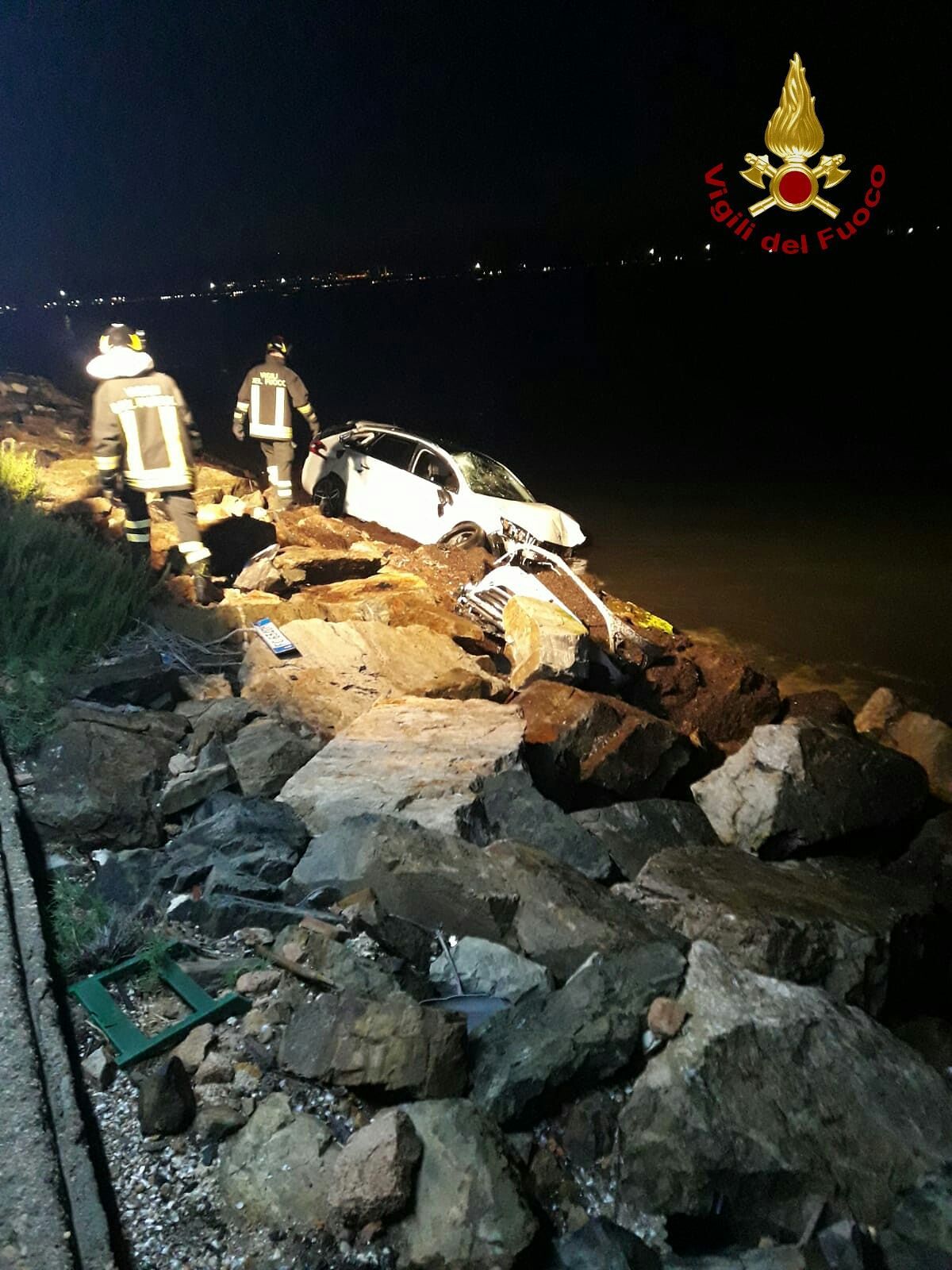 Auto esce di strada sulla Sulcitana, una ragazza resta incastrata tra le lamiere