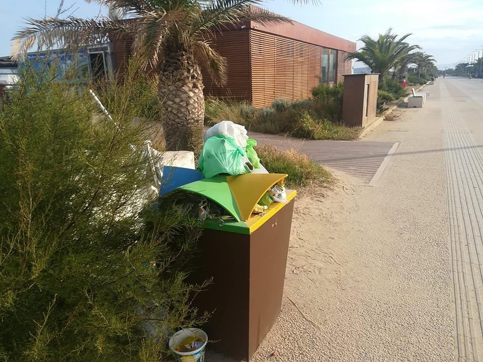 I “caddozzi” del Poetto non vanno in vacanza, cumuli di rifiuti da Cagliari a Quartu