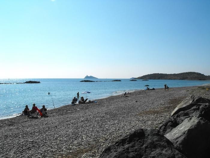Tragedia a Sarroch: un malore stronca una donna in spiaggia a Perd’e Sali