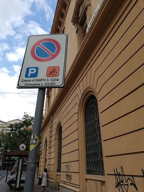 Cagliari, lo strano cartello in via Mameli: il divieto di sosta è…quartese