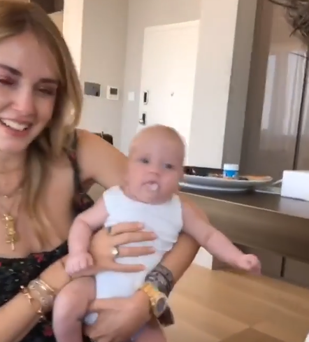 “Lei si commuove, lui vomita” il nuovo disco di Fedez divide la famiglia