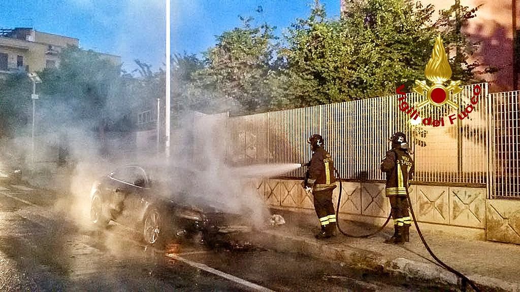 Cagliari, non si fermano i roghi: auto in fiamme in via Redipuglia