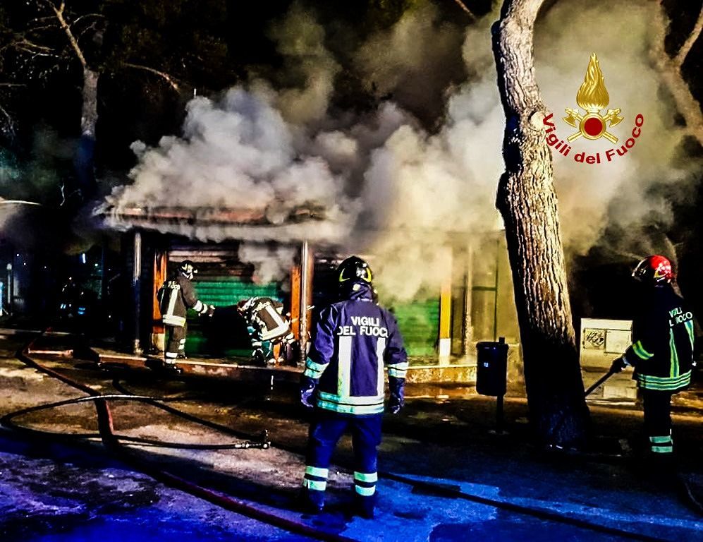 Cagliari: chiosco in fiamme in viale Buoncammino, intervengono i vigili del fuoco