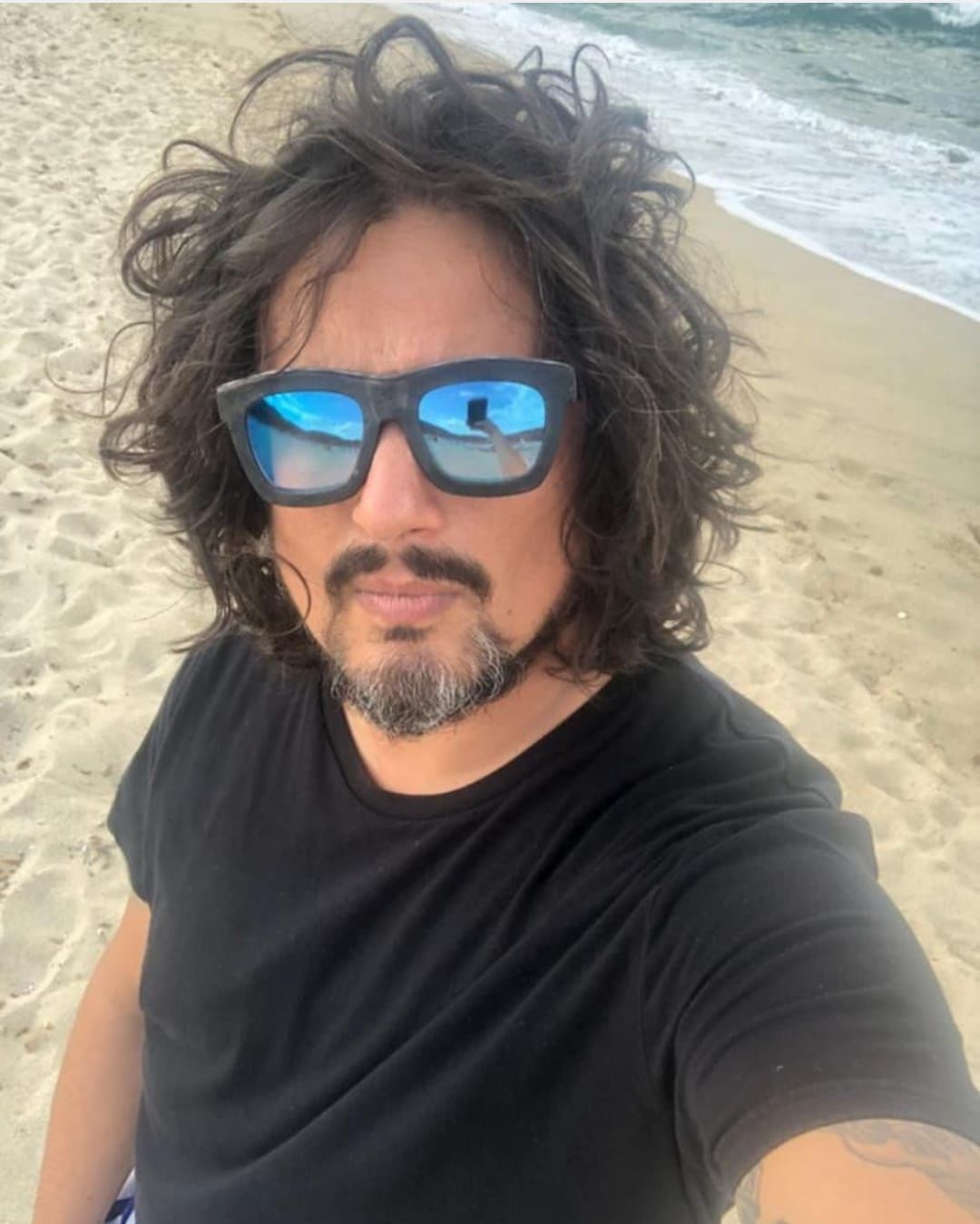 Alessandro Borghese è in Sardegna, selfie vista mare per lo chef di “4 Ristoranti”