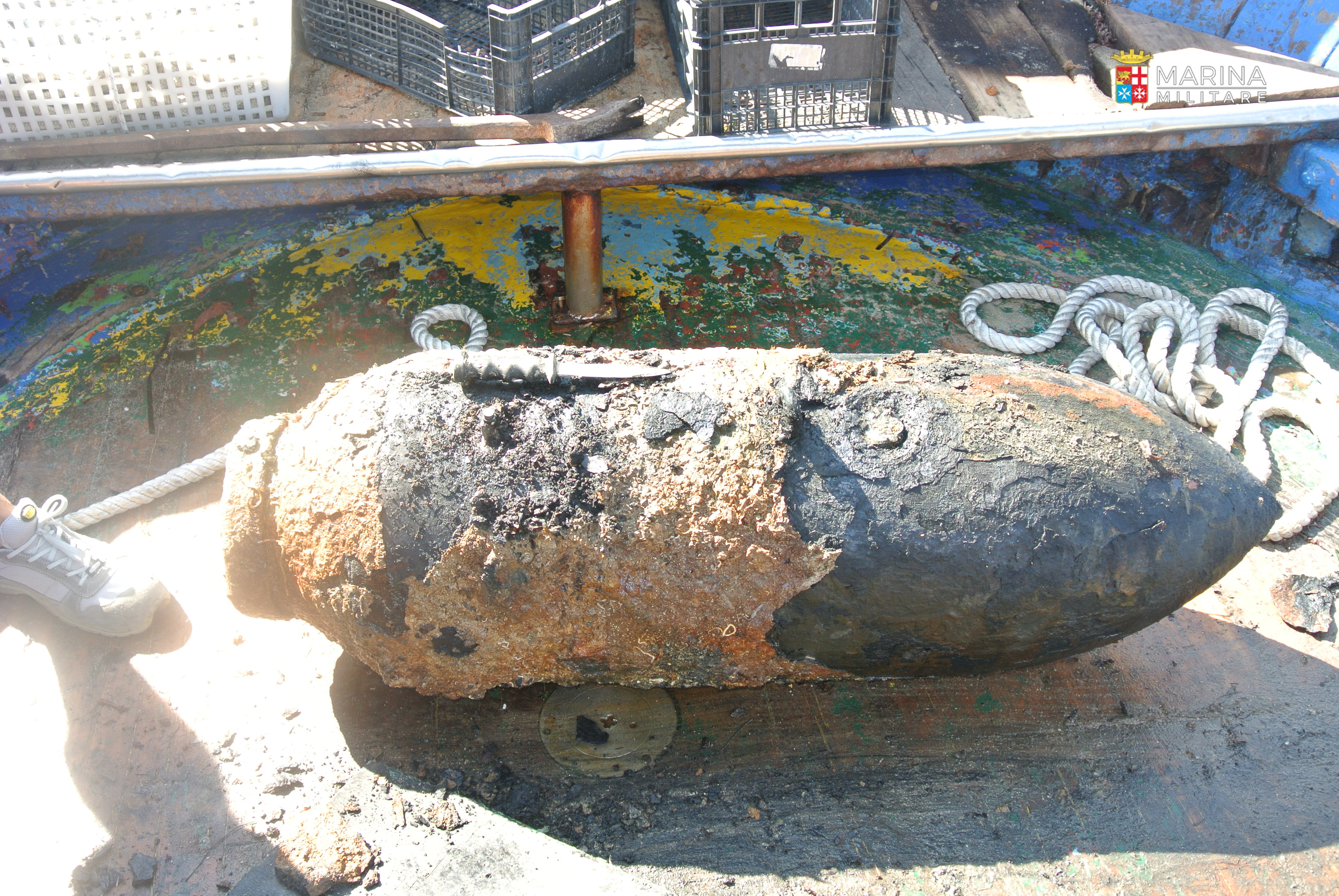 Cagliari, bomba da 1000 libbre tra le reti a Marina Piccola: scattano le operazioni della Marina