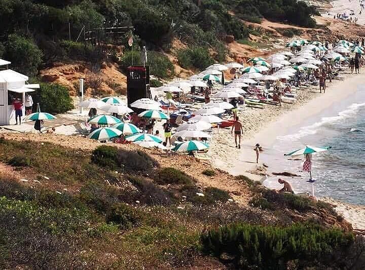I lettori denunciano: “Spiaggia libera occupata a Pula”. Al Rocca Dorada i sigilli della Capitaneria