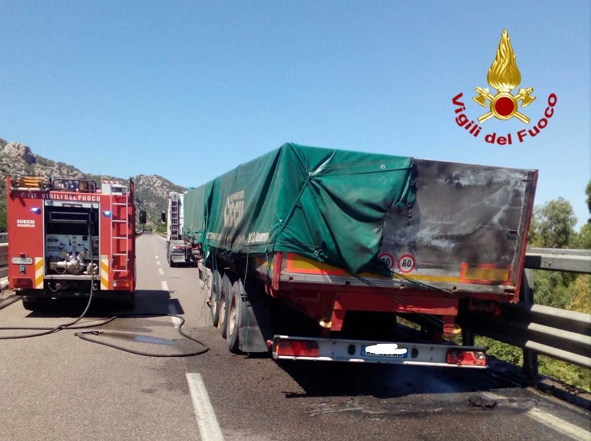 Autoarticolato prende fuoco: momenti di paura sulla 131dcn