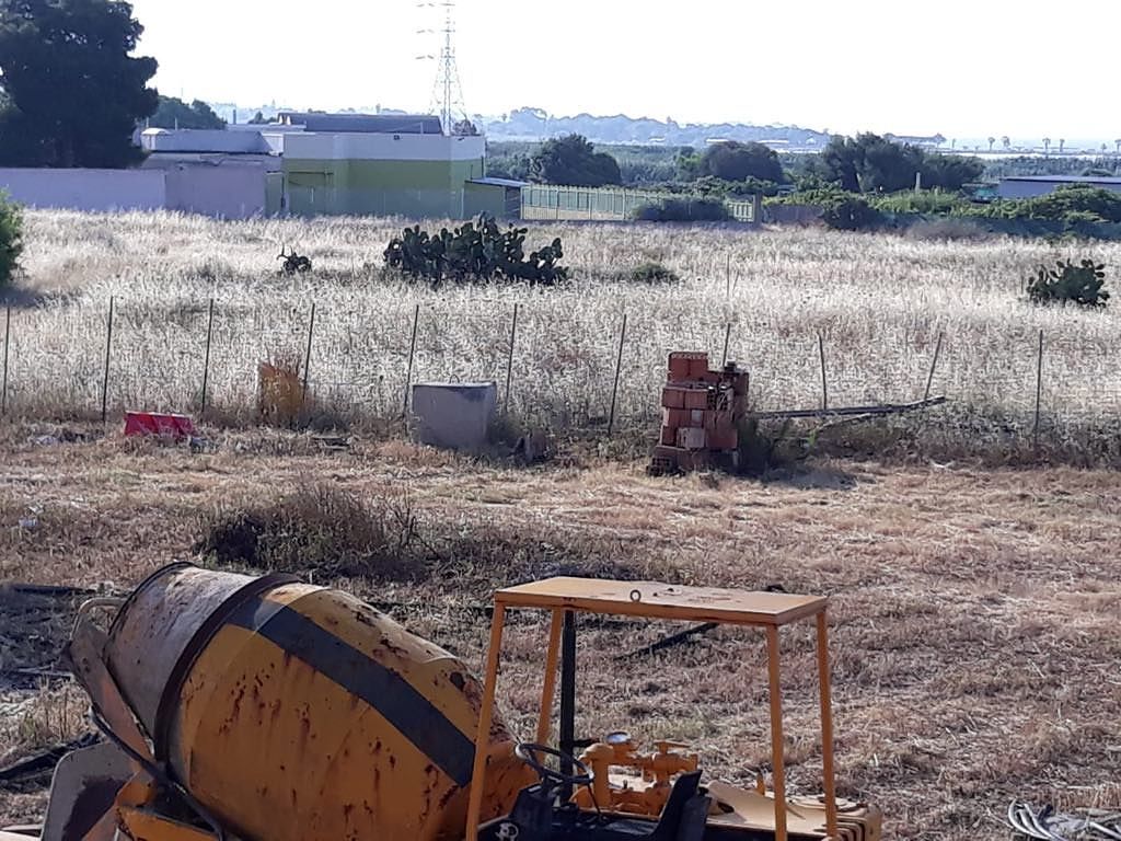 Una “bomba ecologica” di fronte al parco di Molentargius: discarica abusiva nel terreno comunale