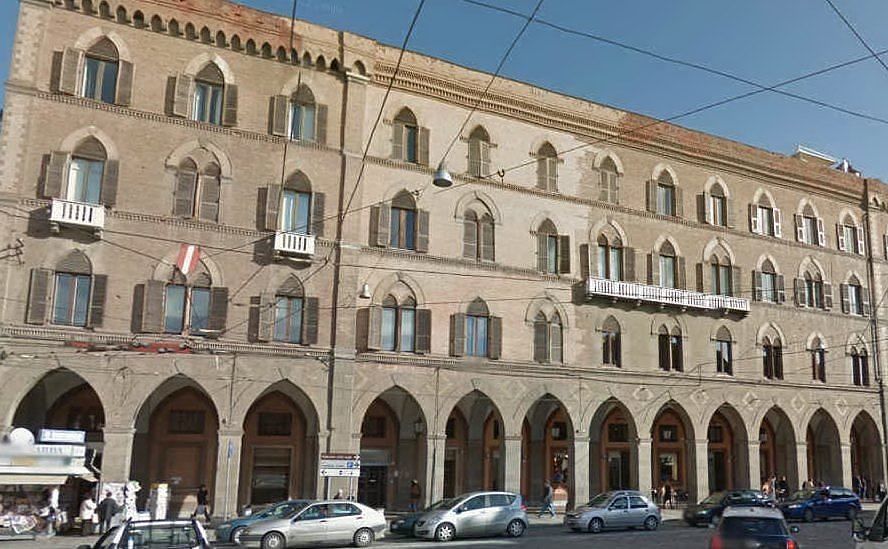 Cagliari, albergo all’ex hotel moderno per finanziare nuove mense: no degli studenti
