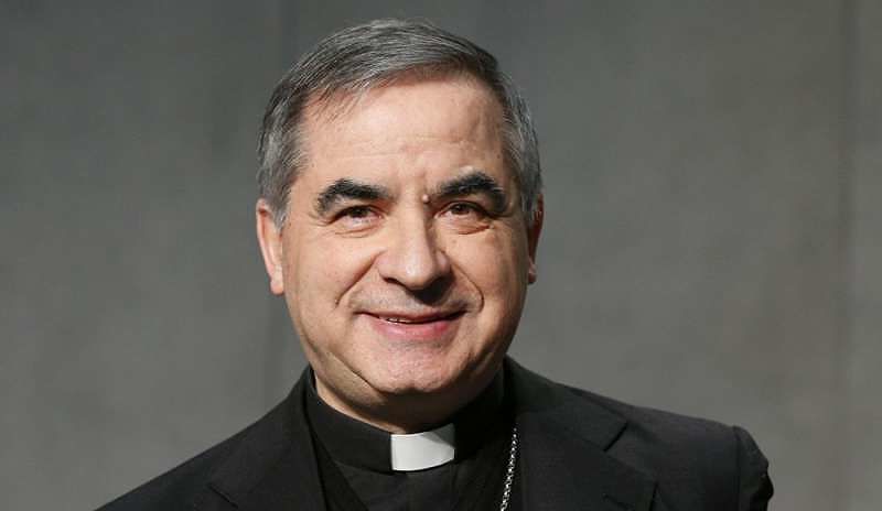 Migranti, monsignor Becciu non ci sta: “Fare politica sulla loro pelle è inaccettabile, non sono numeri”