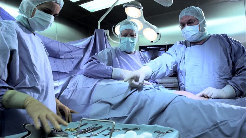 Dal Miur nuovo “schiaffo” alla scuola di chirurgia di Cagliari: “Giovani costretti a emigrare”