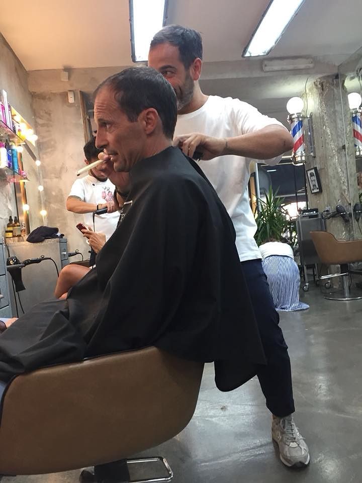 L’allenatore della Juve in città: il taglio dei capelli nel salone cagliaritano
