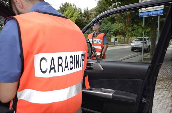 Sardegna, guida a zig zag con l’auto nel centro di Oliena: era ubriaco