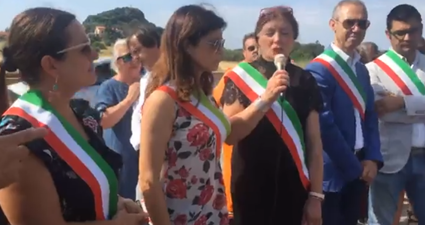 Sit-in di protesta dei sindaci nel cantiere infinito della Ss195: “E’ una vergogna”