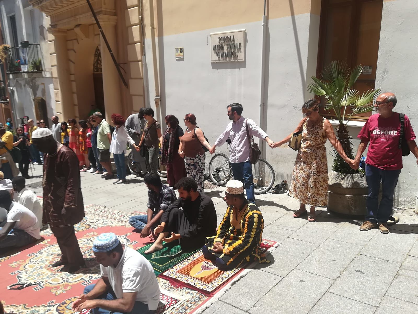 Cagliari, in 30 per il sit-in a sostegno dei musulmani: “Ma gli antirazzisti sono molti di più”