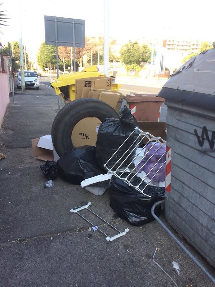 A Cagliari i “nostalgici” dei cassonetti ne approfittano, fino all’ultimo e con inciviltà