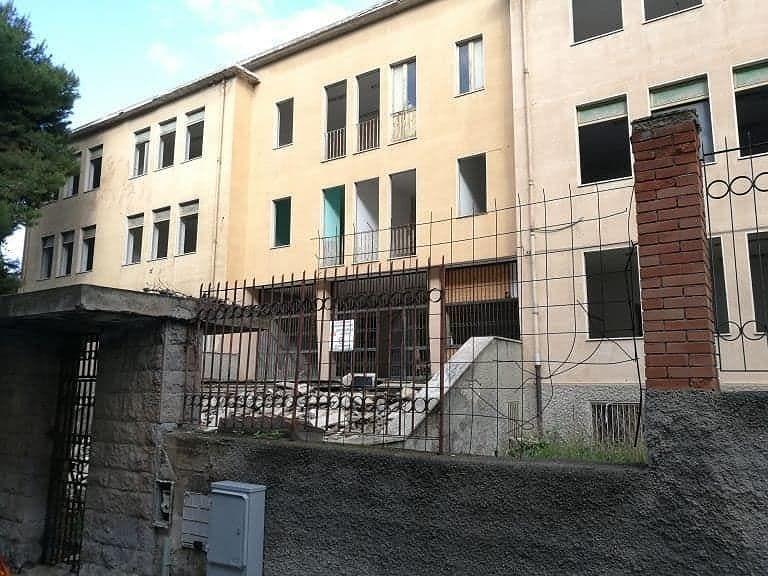 Cagliari, ex asilo di via Serbariu: tra siringhe e spazzatura aspettando le case popolari