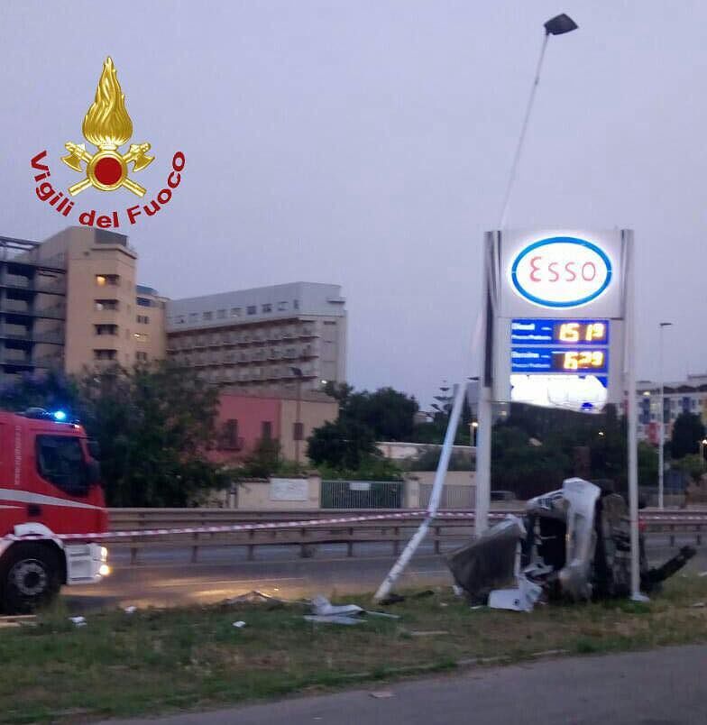 Cagliari, incidente all’alba sull’Asse Mediano: conducente incastrato tra le lamiere dell’auto