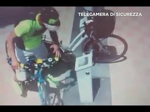 Cagliari, Zedda smaschera con un video il ladro delle biciclette: così smontava pezzi delle bike