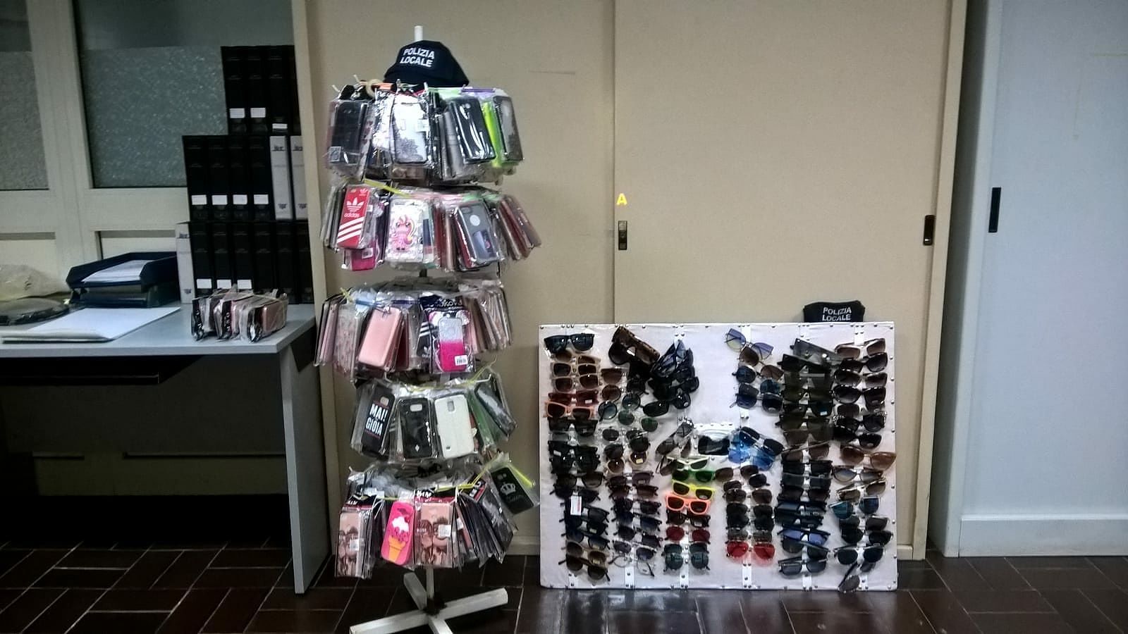 Poetto, guerra agli ambulanti abusivi e occhio ai rifiuti: scattano le multe, i bagnanti collaborano