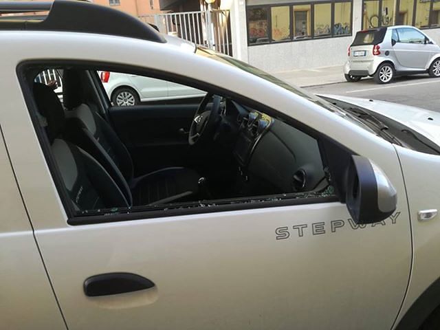 Brutta sorpresa per una coppia cagliaritana in via Roma: vetro in frantumi, cellulare rubato