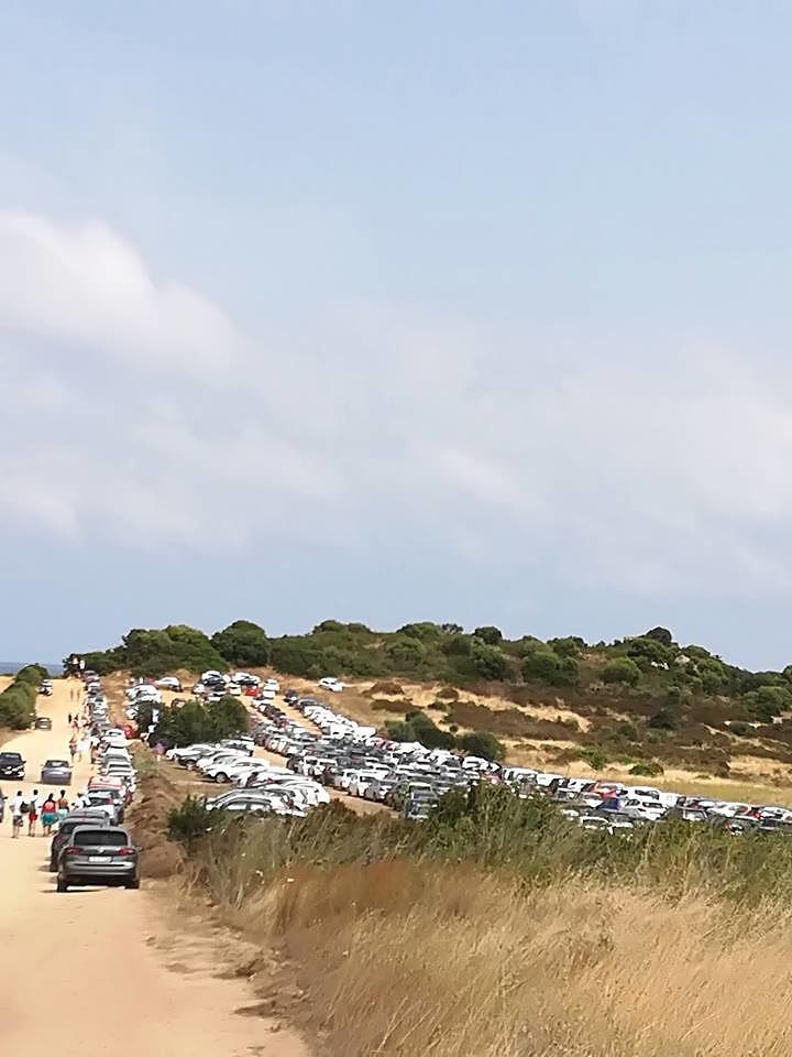 Castiadas, rivolta per i parcheggi salasso al mare: “Dieci euro per un bagno, prezzi esagerati”