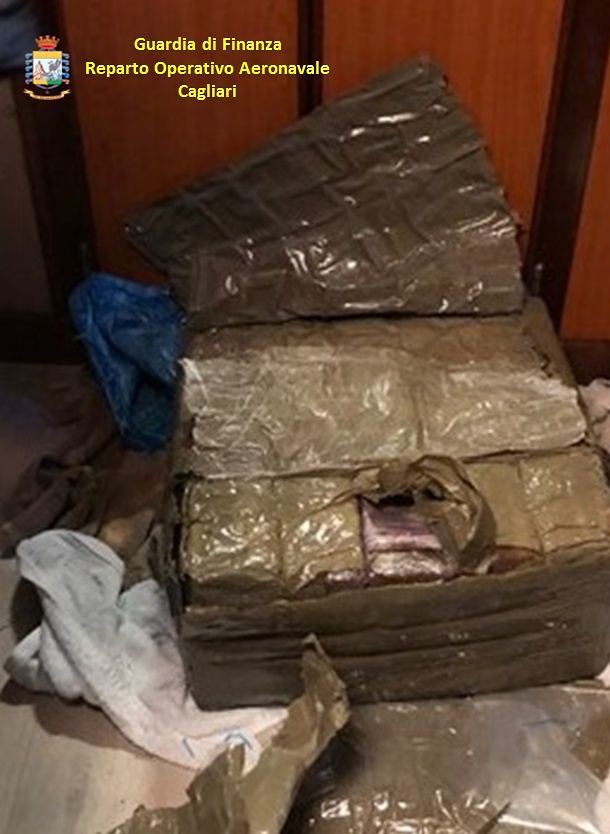 Cagliari, un pacco con 30 kg di hashish affiora in mare: maxi sequestro della Finanza
