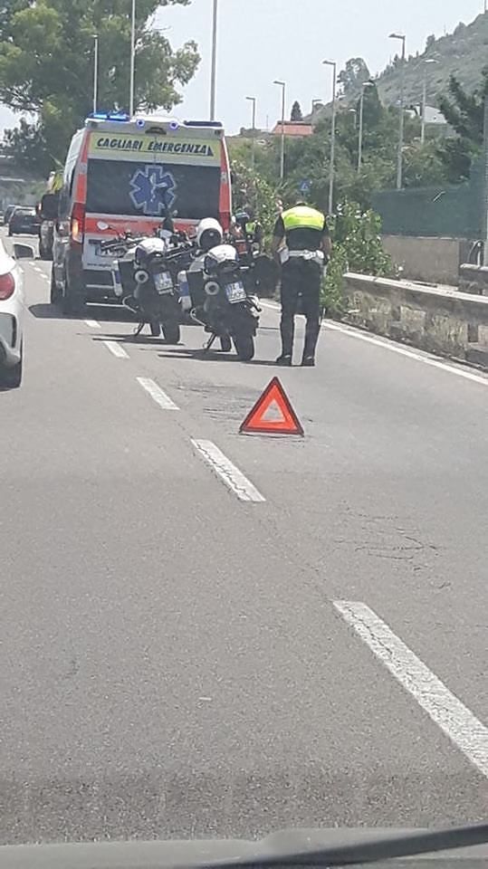 Ennesimo incidente a Cagliari sull’asse mediano, ambulanza sul posto e traffico verso il Poetto nel caos